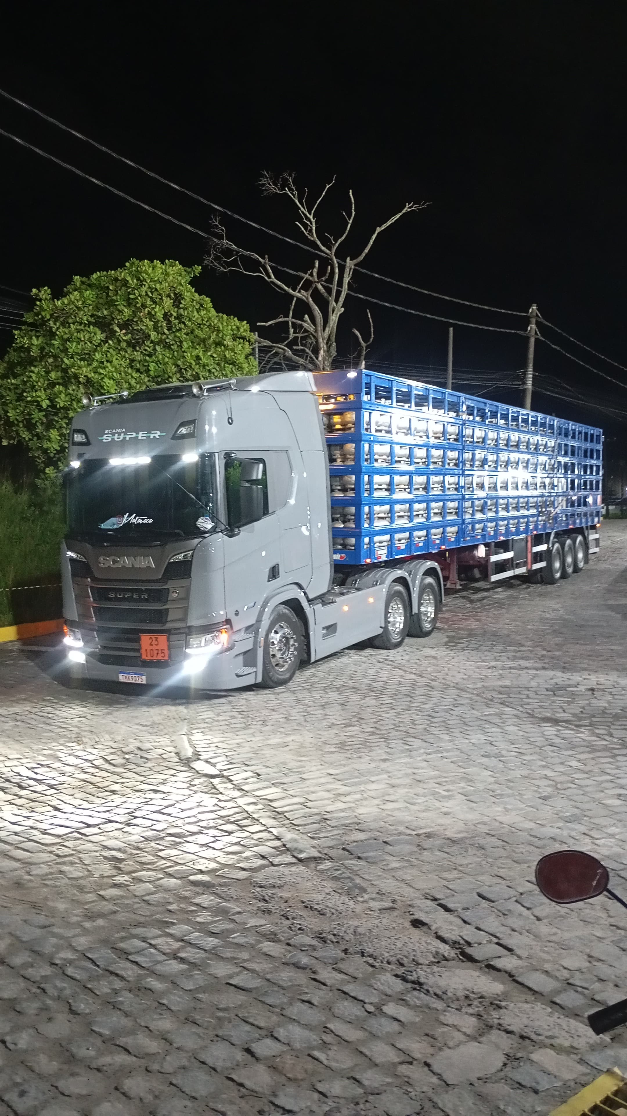 Caminhão carregado com vasilhames